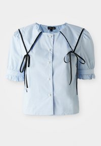 Lyseblå kortermet bluse med perleknapper, pufferm, volangmansjetter, stor krage og detaljer med svart båndsløyfe på fronten og skuldrene.