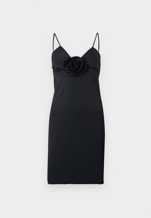 Vestito di raso nero al ginocchio con spalline sottili e grande dettaglio a rosa di tessuto al centro del petto.