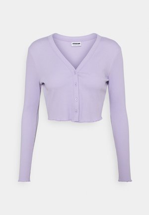 Cárdigan corto color lavanda con textura acanalada, escote en V y cierre con cinco botones. Mangas largas con bordes sin rematar.