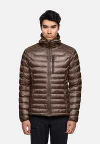 Giacca puffer isolante marrone con design a righe orizzontali, colletto alto, zip frontale e logo del marchio. Texture liscia e lucida.