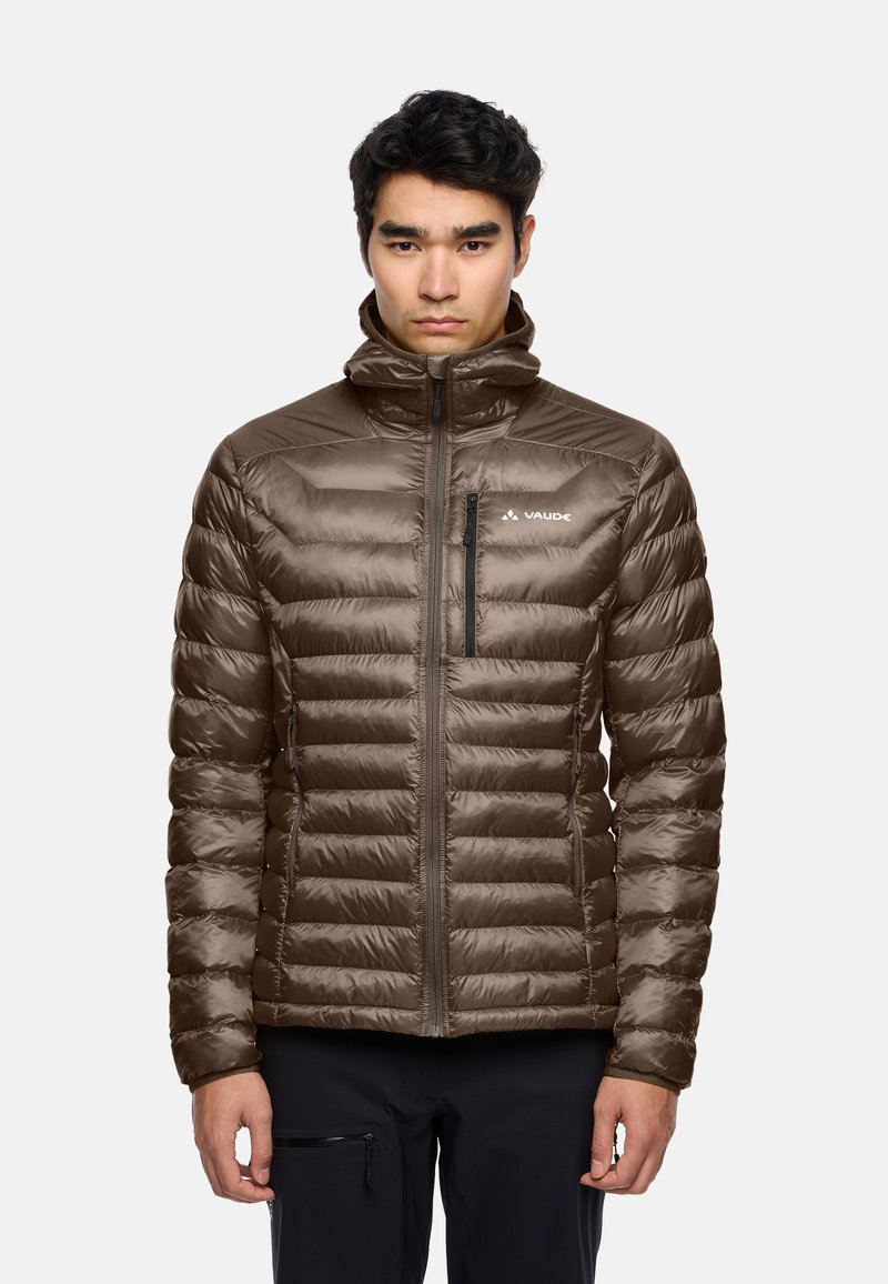 Giacca puffer isolante marrone con design a righe orizzontali, colletto alto, zip frontale e logo del marchio. Texture liscia e lucida.