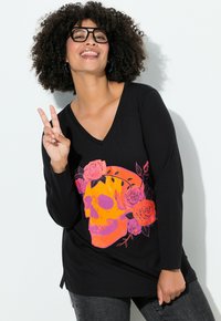 Czarna koszula z długim rękawem i dekoltem w serek, z dużym pomarańczowym czaszką ozdobioną różowymi różami i liśćmi. Gładka tkanina, luźny krój.