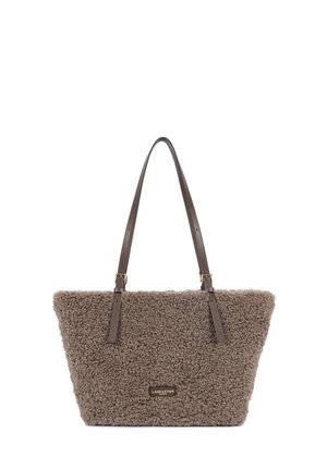 Sac cabas marron texturé avec de longues bretelles en cuir marron foncé et une petite étiquette rectangulaire de marque à l’avant.
