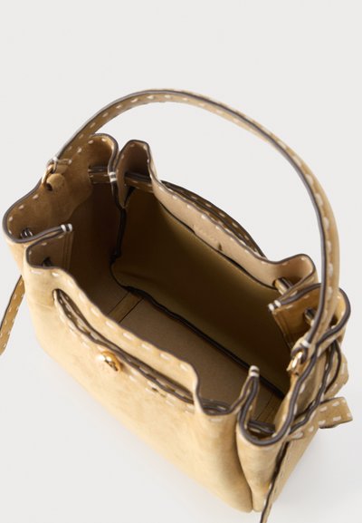 Τσάντα ώμου από καφέ σουέντ με ραμμένες άκρες, μονό χερούλι και ανοιχτό πάνω μέρος που αποκαλύπτει ευρύχωρο, μη επενδυμένο εσωτερικό.