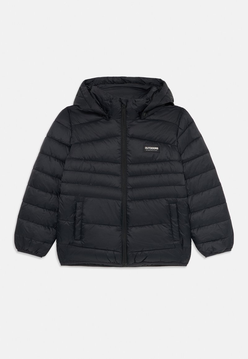 Chaqueta de plumas negra con capucha, que presenta un cierre frontal de cremallera, dos bolsillos laterales y un diseño acolchado. Tejido ligero con una textura suave.