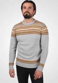Grauer Strickpullover mit horizontalen Streifen in Orange und Braun. Verfügt über einen Rundhalsausschnitt und gerippte Bündchen und Saum.