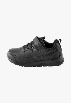 Pantofii sport negri au un superior sintetic neted, cu sistem de prindere cu șireturi în față, curea ajustabilă, guler captușit și talpă texturată pentru aderență.