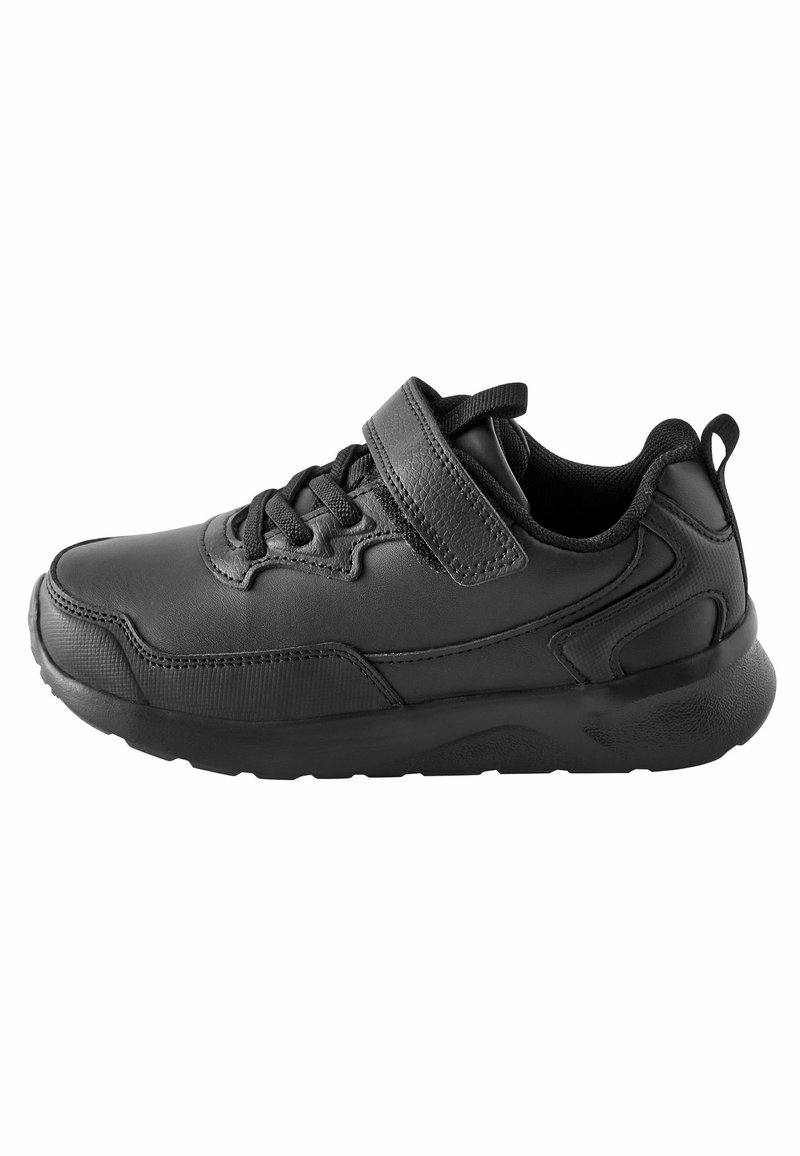 Chaussure de sport noire avec un dessus synthétique lisse, un laçage sur le devant, une sangle ajustable, un collier rembourré et une semelle texturée pour une meilleure adhérence.
