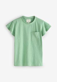 Ādas zaļa īsroku kokvilnas T-krekls ar apaļu kakla izgriezumu un nelielu krūšu kabatu, novietots plakni uz balta fona.