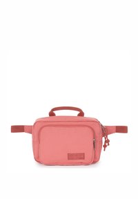 Sac en tissu rose de forme rectangulaire, avec une poignée supérieure, une poche zippée à l'avant et des boucles en sangle sur les côtés. Surface texturée avec un patch de marque.
