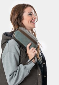 Borsa a tracolla verde e marrone con finitura testurizzata, dotata di una cerniera e di una tracolla, con la scritta "lascia che i tuoi sogni siano le tue ali."