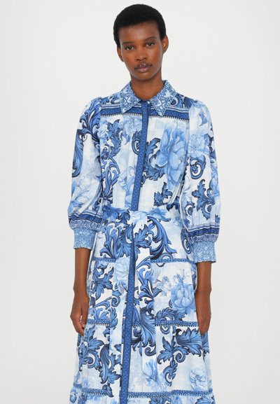 Alice + Olivia GENEVA TIERED BLOUSON SLEEVE MIDI DRESS - Särkkleit - scroll symphony