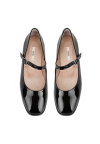 Schwarze Lackledersandalen im Mary Jane-Stil mit einem quadratischen Zehenbereich, ausgestattet mit einem schmalen Knöchelriemen und einem glatten Innenbereich.
