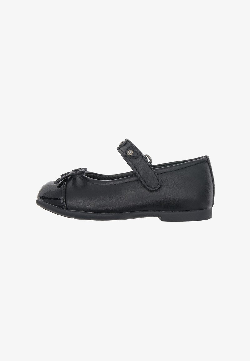Chaussure plate Mary Jane noire avec un nœud sur l'orteil arrondi et une bride réglable sur le cou-de-pied.
