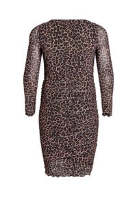 Kjole med leopardprint, lange ærmer, rynket design og gennemsigtigt materiale; den har en tætsiddende silhuet og rund halsudskæring.
