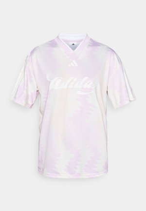 Světle fialový sportovní dres s geometrickým vzorem, krátkými rukávy, výstřihem do V a bílým logem adidas na přední straně. Hladká textura látky.