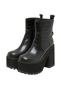 Botas de tobillo de plataforma de cuero sintético de cocodrilo negro con tacones gruesos y punteras redondas, que cuentan con cremalleras laterales y tiradores.