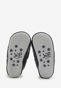 Bløde såler baby sko i navy læder; grå ruskindsåler med stjernemønster og "JoJo" branding; velegnet til 6-12 måneder.
