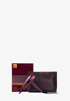Hårtørrer i metallisk rosafarve med et strømlinet design. Inkluderet er en tekstureret, mørkelilla krokodillemønstret pose og en kasse med guldfarvede detaljer.