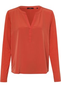 Blouse à manches longues et décolleté en V de couleur rouge vif, avec une texture lisse et une patte de boutonnage à quatre boutons sur le devant.