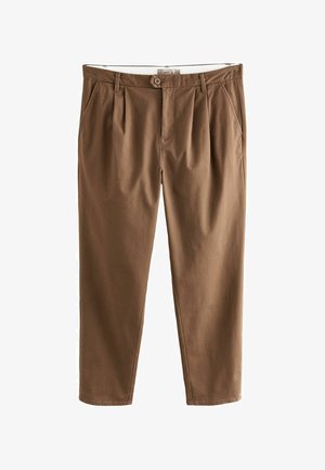 Pantalones de algodón marrón con un ajuste entallado, que presentan pliegues frontales, cierre de botón y bolsillos, diseñados para una longitud corta.