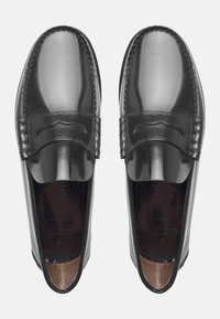 Mocassini in pelle nera con finitura liscia, punta squadrata, cuciture decorative sulla parte superiore e soletta imbottita. Design classico con accenti minimi.