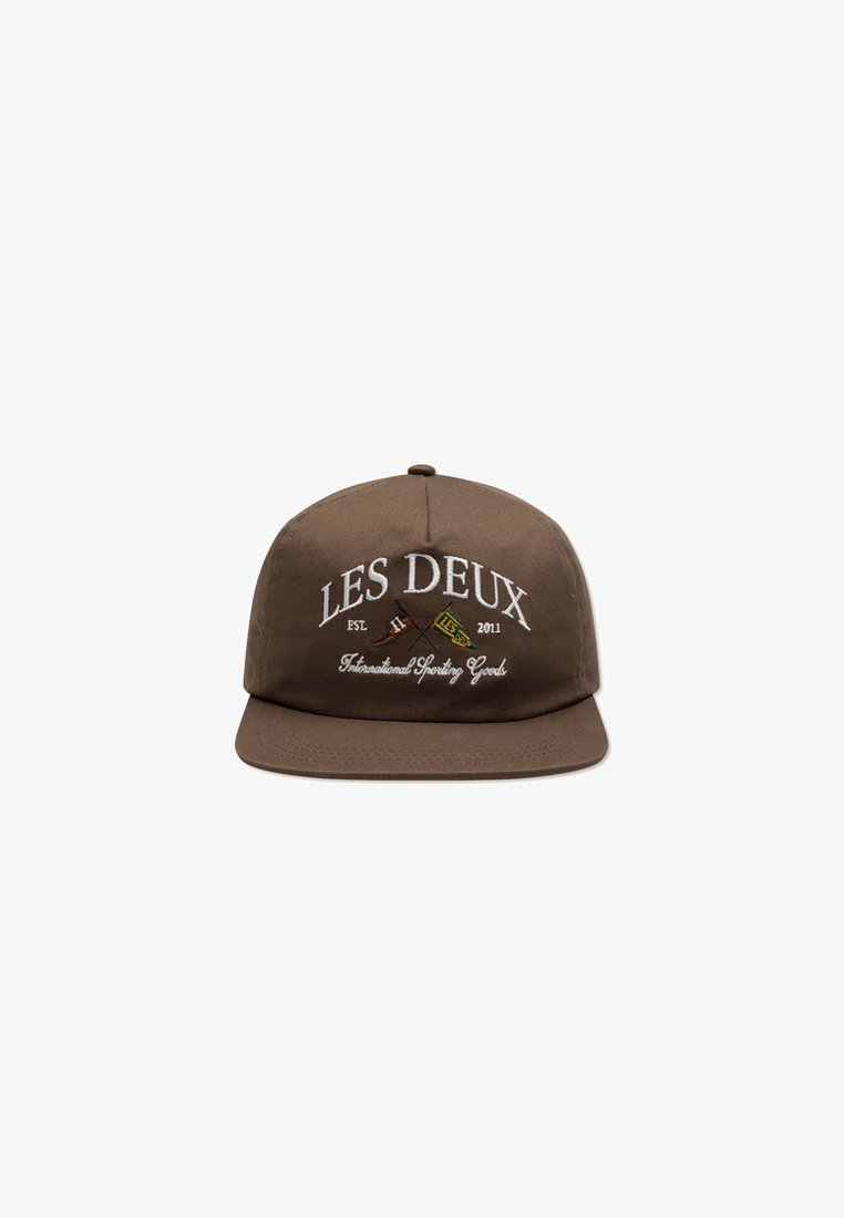 Boné snapback castanho feito de tecido; apresenta texto bordado em branco "LES DEUX" e "International Sporting Goods" com acentos gráficos.