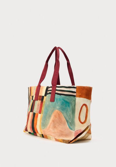Τσάντα ώμου από καμβά με πολύχρωμα αφηρημένα σχέδια, ενισχυμένες μπόρντο λαβές και ευρύχωρο σχέδιο για πρακτική χρήση.