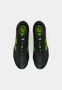 Poros juodos ir neoninės žalios spalvos New Balance sportinės avalynės pora, matoma iš viršaus ant balto fono, viduje nurodytas 42 dydis.