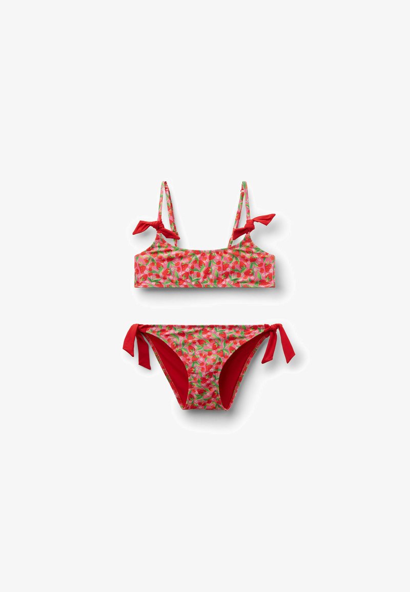Bikini deux pièces avec motif fraises rouges et vertes, doté de bretelles nouées aux épaules et aux hanches, présenté sur fond blanc.