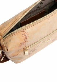 Borsa color crema con stampa mappa, dotata di zip e accenti dorati, e una texture morbida. L'interno presenta un dettaglio in pelle marrone.