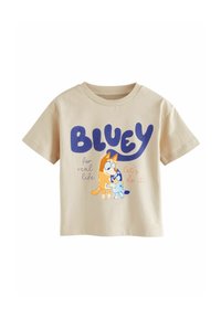 Cremefarvet bomulds t-shirt med et grafisk print af to tegneseriehunde i blå og orange. Teksten lyder "BLUEY for real life, lad os gøre det."