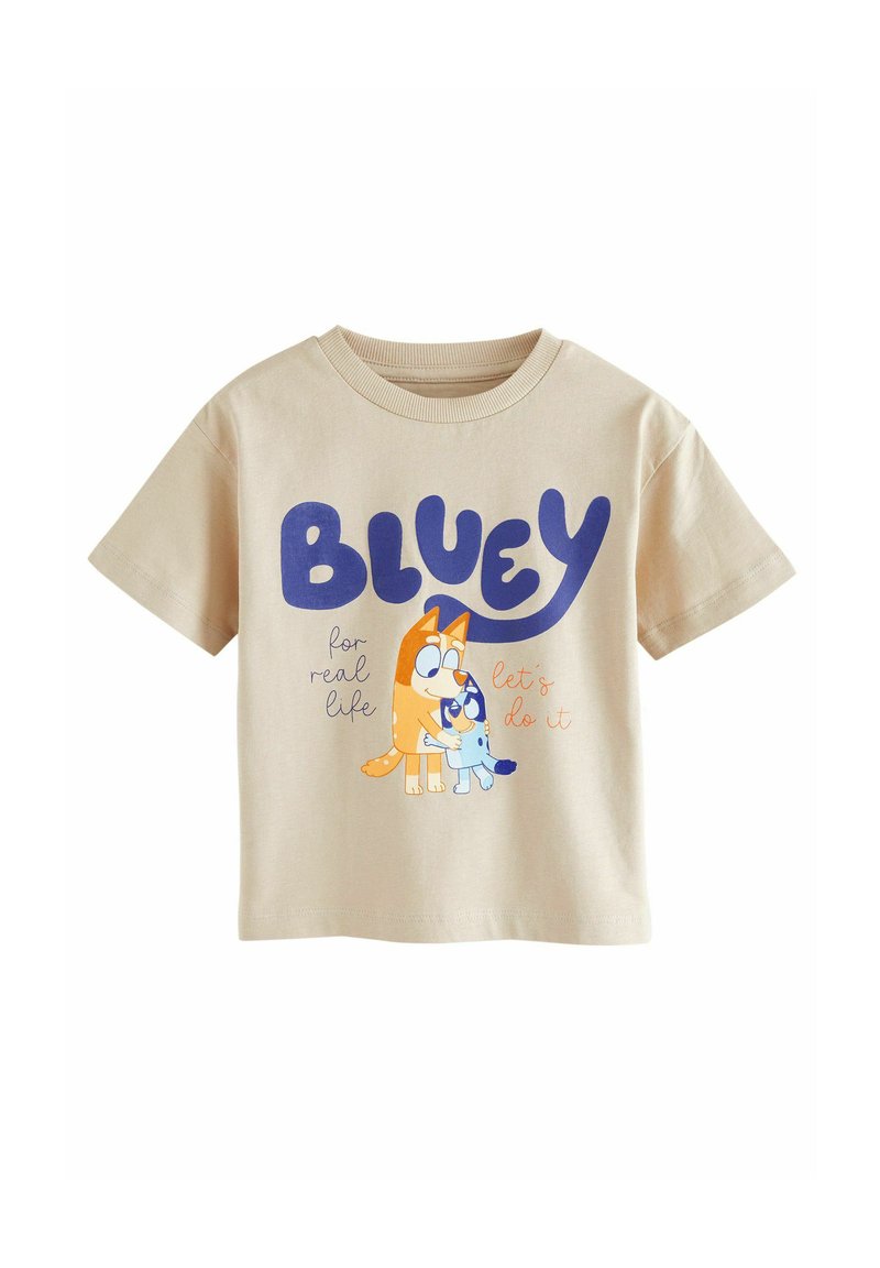 Cremefarvet bomulds t-shirt med et grafisk print af to tegneseriehunde i blå og orange. Teksten lyder "BLUEY for real life, lad os gøre det."