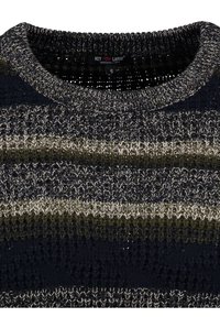 Sweter dzianinowy w granatowo-zielono-szary paski. Posiada okrągły dekolt i teksturowaną tkaninę z różnymi wzorami ściegów.