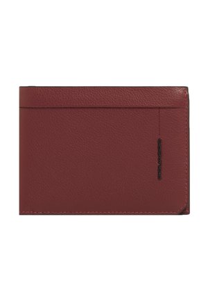 Cartera delgada de cuero rojo oscuro con superficie texturizada, ranura superior para tarjetas y pequeño logo de la marca en negro en el borde derecho.