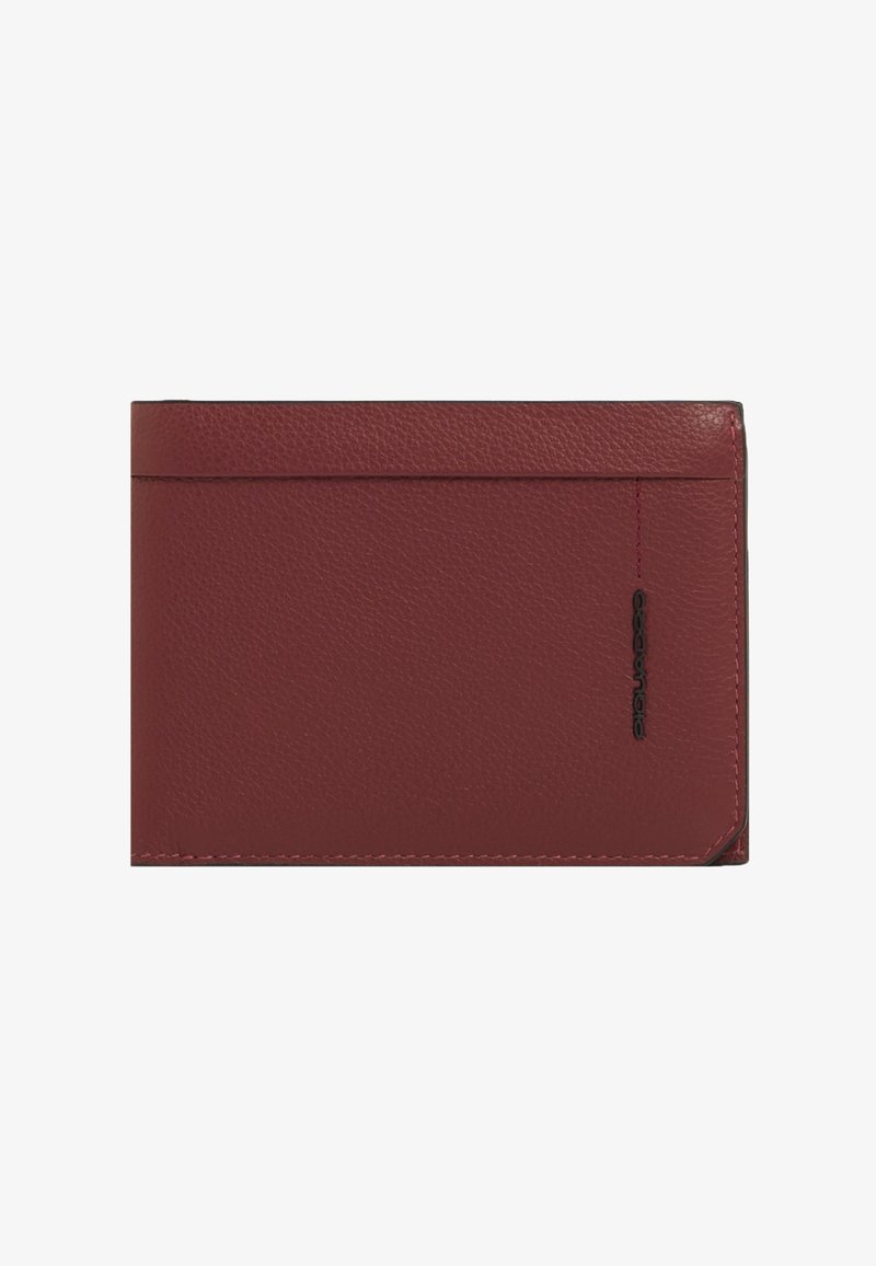 Portefeuille mince en cuir rouge foncé avec surface texturée, fente supérieure pour cartes, et petit logo de marque noir sur le bord droit.