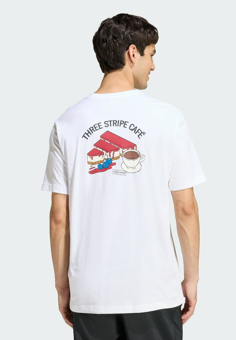 Biela bavlnená tričko s farebnou grafikou koláčov a šálky kávy s textom "THREE STRIPE CAFE" na chrbte.