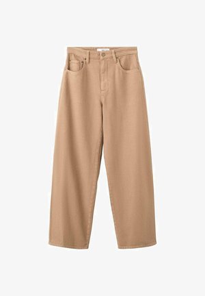 Pantalones beige de pierna ancha con botones frontales, trabillas para cinturón y bolsillos laterales, exhibidos sobre un fondo blanco.