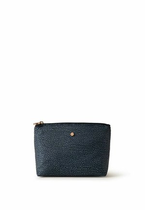 Petit étui noir rectangulaire avec motif texturé, fermeture éclair dorée et un petit emblème rond doré centré sur le devant.