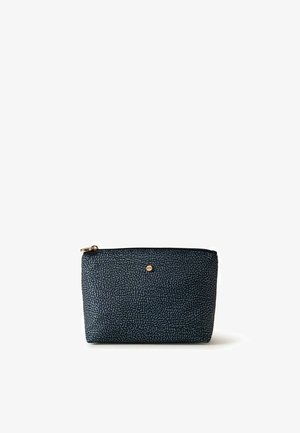 Petit étui noir rectangulaire avec motif texturé, fermeture éclair dorée et un petit emblème rond doré centré sur le devant.