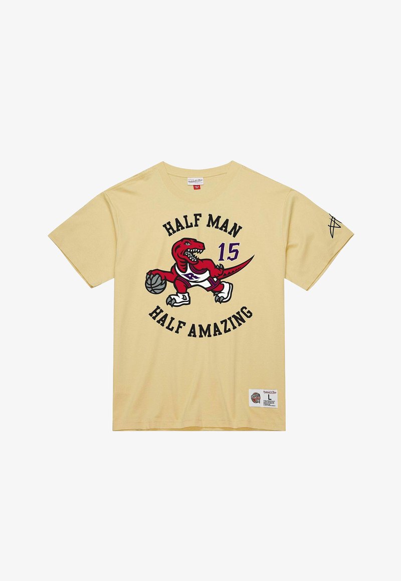 Gelbes Baumwoll-T-Shirt mit kurzen Ärmeln, das einen auffälligen schwarzen Text "HALF MAN HALF AMAZING" und eine rote Dinosauriergrafik mit einem Basketball zeigt.