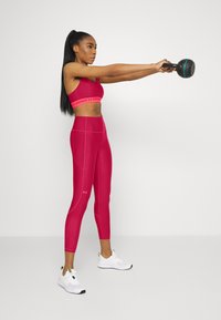 Under Armour CROSSBACK MID BRA - Sutiã desportivo de suporte médio - black rose/penta pink/black rose