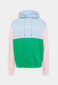 Felpa con cappuccio, parte superiore blu, maniche rosa e corpo verde. Presenta una tasca frontale e un logo ricamato bianco sul petto.