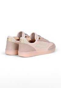 Helle rosa Wildleder- und Ledersneaker mit einem strukturierten Design, das ein dezentes Logo und eine glatte, abgerundete Sohle aufweist.