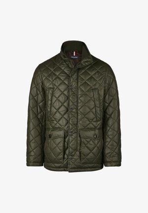 Olivengrüne gesteppte Herrenjacke mit Druckknopfverschluss vorne, zwei Brusttaschen und zwei unteren Klappentaschen, Stehkragen.