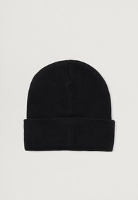 Zwarte gebreide beanie met een omgeslagen rand, een gladde textuur en een ronde bovenkant. Geen zichtbare patronen of hardwaredetails.
