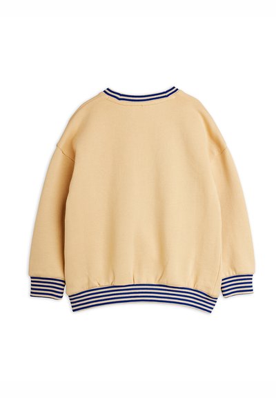 Μπεζ φούτερ με μακριά μανίκια και ριγέ μπλε και λευκή ριμπ λαιμόκοψη, μανσέτες και τελείωμα, εμφανιζόμενο από πίσω.