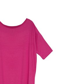 Fuksjowa koszulka z szerokim dekoltem, krótkimi rękawami i luźnym krojem. Wykonana z miękkiego materiału o gładkiej fakturze, bez wzorów ani akcentów.