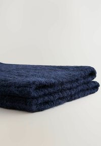 Granatowy, dziany koc wykonany z miękkiego, teksturowanego materiału, starannie złożony, aby podkreślić swoją grubość i szczegóły włókien.