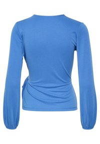 Blå långärmad topp i stretchigt material, med rundad halsringning och rynkdetalj vid sidan av midjan för en avslappnad passform.